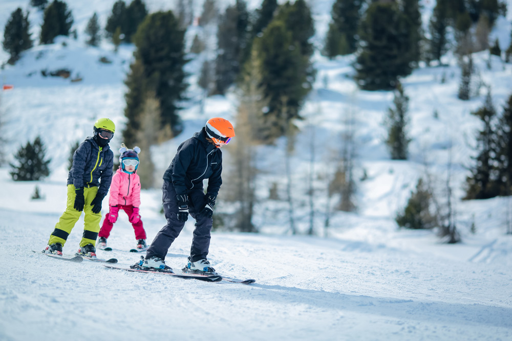 dzieci na nartach